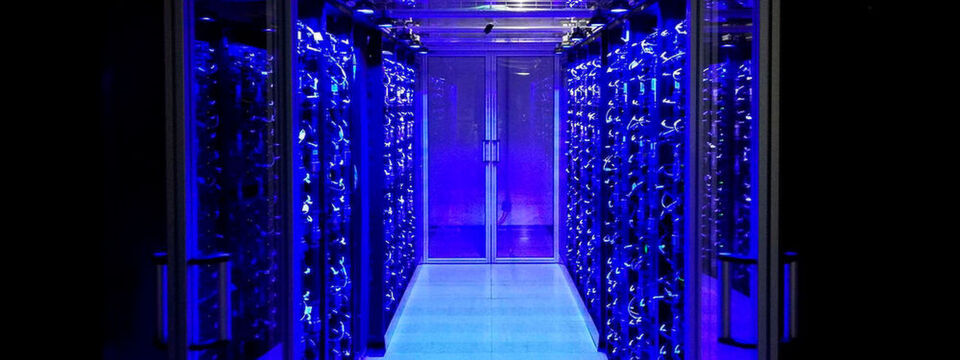 Schön blau - Die Farbe erinner sofort daran, dass die Server des Österreichischen Supercomputers „VSC-4“, die Lenovo liefert, dank einer direkten Wasserkühlung des Herstellers nicht heiß laufen. Schön blau - Die Farbe erinner sofort daran, dass die Server des Österreichischen Supercomputers „VSC-4“, die Lenovo liefert, dank einer direkten Wasserkühlung des Herstellers nicht heiß laufen.