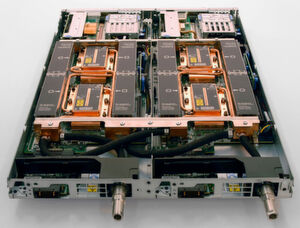 Der Cluster ist geformt aus Lenovo-Server der handelsüblichen Baureihe „Think System SD650“. Die Besonderheit ist der Wasseranschluss. Der Cluster ist geformt aus Lenovo-Server der handelsüblichen Baureihe „Think System SD650“. Die Besonderheit ist der Wasseranschluss.