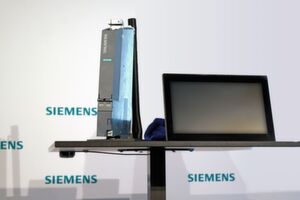 Die Steuerung Sinumerik One gibt es zum Einbau in den Schaltschrank und als PC-Panel-Version. Die Steuerung Sinumerik One gibt es zum Einbau in den Schaltschrank und als PC-Panel-Version.