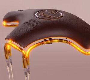 Die Infrarotstrahler, die Heraeus Noblelight im Rahmen der K 2019 präsentiert lassen sich zum Beispiel exakt an die Konturen von Airbaggehäusen, Lenkrädern oder Blenden anpassen – ideal, um das Entgraten oder Schweißen von Kunststoffteilen zu beschleunigen. Halle 10 am Stand G59. Die Infrarotstrahler, die Heraeus Noblelight im Rahmen der K 2019 präsentiert lassen sich zum Beispiel exakt an die Konturen von Airbaggehäusen, Lenkrädern oder Blenden anpassen – ideal, um das Entgraten oder Schweißen von Kunststoffteilen zu beschleunigen. Halle 10 am Stand G59.
