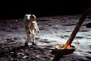 Buzz Aldrin auf dem Mond neben dem Lunar Module während der Apollo 11 Mission: Die Mondlandung wurde auch durch Pionierarbeit bei Computern erst möglich gemacht. Buzz Aldrin auf dem Mond neben dem Lunar Module während der Apollo 11 Mission: Die Mondlandung wurde auch durch Pionierarbeit bei Computern erst möglich gemacht.
