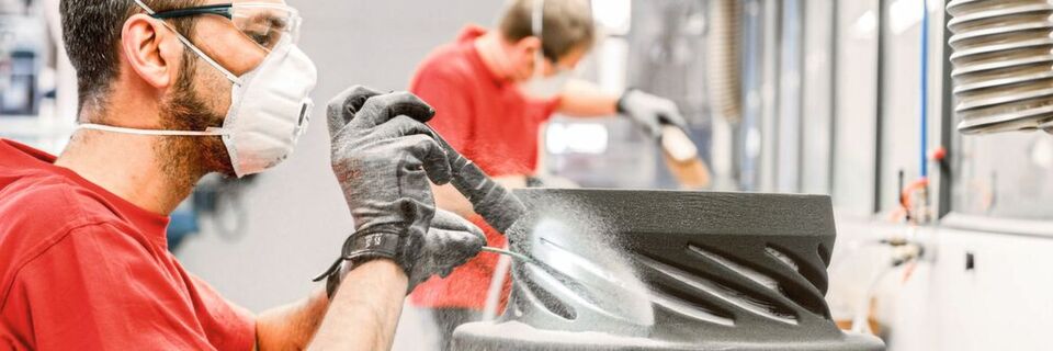 Das Entpulvern ist bei einigen additivem Fertigungsverfahren ein unverzichtbarer Arbeitsschritt in der Nachbearbeitung und oft noch mit viel Handarbeit verbunden. Das Entpulvern ist bei einigen additivem Fertigungsverfahren ein unverzichtbarer Arbeitsschritt in der Nachbearbeitung und oft noch mit viel Handarbeit verbunden.