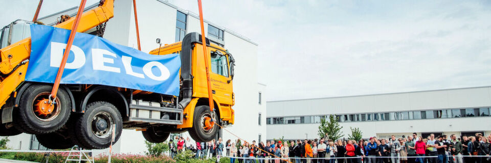 Über eine Stunde schwebte der 17,5 Tonnen schwere LKW an einem Kran. Über eine Stunde schwebte der 17,5 Tonnen schwere LKW an einem Kran.