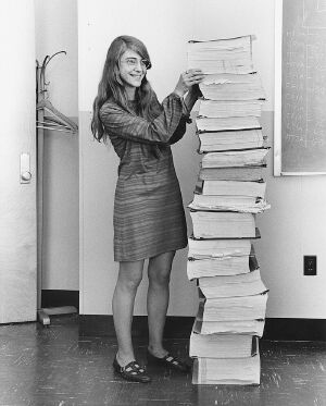Margaret Hamilton steht neben Ausdrucken der Apollo-Flugsoftware. Margaret Hamilton steht neben Ausdrucken der Apollo-Flugsoftware.