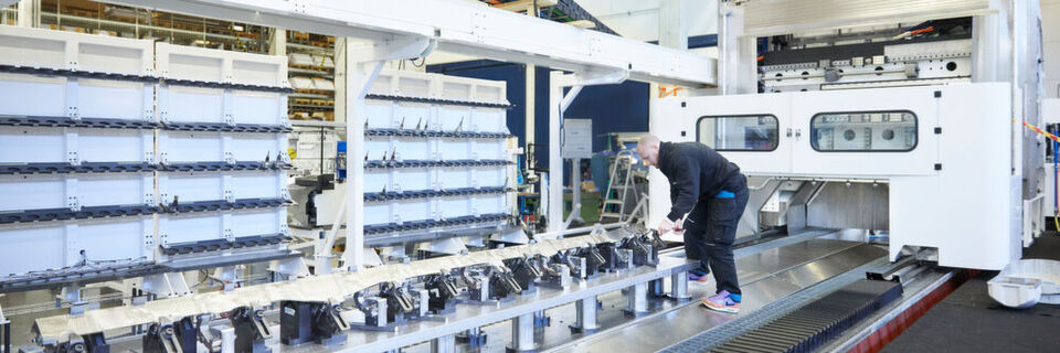 Diese CNC-Spezialmaschinen und Vorrichtungen dienen in der Luftfahrtindustrie zur Bearbeitung großer Tragflächenteile. Diese CNC-Spezialmaschinen und Vorrichtungen dienen in der Luftfahrtindustrie zur Bearbeitung großer Tragflächenteile.