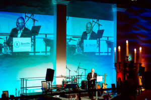 Internetpionier Sebastian von Bomhard begrüßte zur Jubiläumsgala viele Wegbegleiter wie Kunden, Partner, Vertreter aus Politik, Wirtschaft und Verbänden und Mitarbeiter sowie Sponsoren der Veranstaltung. Internetpionier Sebastian von Bomhard begrüßte zur Jubiläumsgala viele Wegbegleiter wie Kunden, Partner, Vertreter aus Politik, Wirtschaft und Verbänden und Mitarbeiter sowie Sponsoren der Veranstaltung.