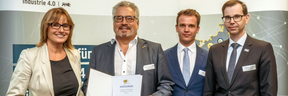 Übergabe der Auszeichnungsurkunde (v.l.): Katrin Schütz, Staatsekretärin im Ministerium für Wirtschaft, Arbeit und Wohnungsbau Baden-Württemberg, Prof. Dr. Michael Hauth, Professor für Logistik und Einkauf an der Hochschule Mannheim, Alexander Kopp, Protena Unternehmensberatung und Prof. Dr. Sven Völker, Professor für Logistikplanung und Digitale Fabrik an der Technischen Hochschule Ulm. Übergabe der Auszeichnungsurkunde (v.l.): Katrin Schütz, Staatsekretärin im Ministerium für Wirtschaft, Arbeit und Wohnungsbau Baden-Württemberg, Prof. Dr. Michael Hauth, Professor für Logistik und Einkauf an der Hochschule Mannheim, Alexander Kopp, Protena Unternehmensberatung und Prof. Dr. Sven Völker, Professor für Logistikplanung und Digitale Fabrik an der Technischen Hochschule Ulm.