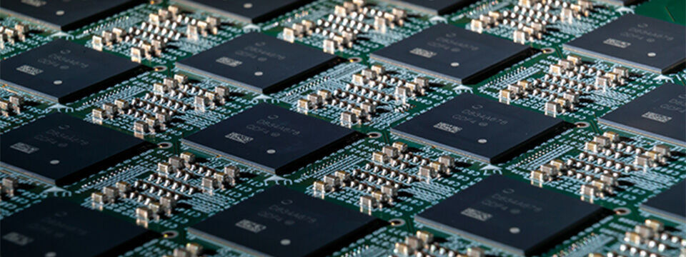 Das Bild zeigt eines der Nahuku-Boards von Intel, die jeweils 8 bis 32 neuromorphe „Intel Loihi“-Chips enthalten, ist hier mit dem FPGA-Entwicklungskit „Intel Arria 10“ verbunden. Poihoiki Beach besteht aus mehreren Nahuku-Boards und enthält 64 Loihi-Chips. Das Bild zeigt eines der Nahuku-Boards von Intel, die jeweils 8 bis 32 neuromorphe „Intel Loihi“-Chips enthalten, ist hier mit dem FPGA-Entwicklungskit „Intel Arria 10“ verbunden. Poihoiki Beach besteht aus mehreren Nahuku-Boards und enthält 64 Loihi-Chips.