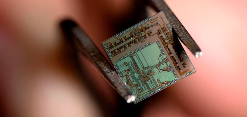 Schnell und sparsam: Die Architektur des „Ende-zu-Ende-Transceivers“ kombiniert digitale und analoge Komponenten auf einem Chip. Schnell und sparsam: Die Architektur des „Ende-zu-Ende-Transceivers“ kombiniert digitale und analoge Komponenten auf einem Chip.