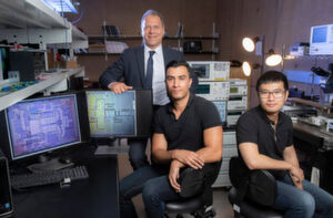 UCI-Proffessor Payam Heydari, Doktorand Huan Wang und Dr. Hossein Mohammadnezhad haben am NCIC-Lab den neuen Wireless-Transceiver entwickelt. UCI-Proffessor Payam Heydari, Doktorand Huan Wang und Dr. Hossein Mohammadnezhad haben am NCIC-Lab den neuen Wireless-Transceiver entwickelt.