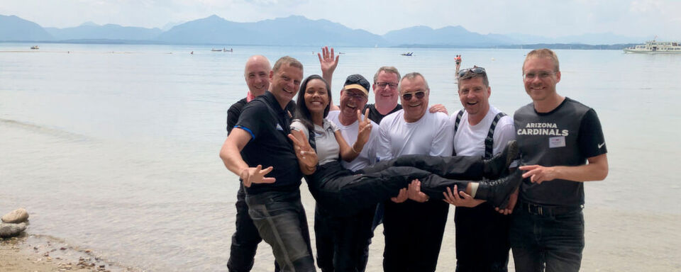 Gruppe 7 und ihre prominente Sozia Ursula „Uschi“ James, seit 2017 verantwortliche Eventmanagerin der »bike und business«-Motorradtour, am Chiemsee. Derek Finke fehlte unentschuldigt. Gruppe 7 und ihre prominente Sozia Ursula „Uschi“ James, seit 2017 verantwortliche Eventmanagerin der »bike und business«-Motorradtour, am Chiemsee. Derek Finke fehlte unentschuldigt.