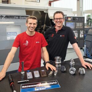 Schweizermeister Lukas Muth (li.) Auszubildender bei Ruag Alpnach bereitet sich gemeinsam mit Simon von Moos (Deputy Chief Expert CNC Turning, Swiss Skills) auf die Berufsweltmeisterschaften in Kasan (Russland) vor. Im Vordergrund typische Prüfungswerkstücke und ein kleiner Ausschnitt des Iscar-Werkzeugpakets. Schweizermeister Lukas Muth (li.) Auszubildender bei Ruag Alpnach bereitet sich gemeinsam mit Simon von Moos (Deputy Chief Expert CNC Turning, Swiss Skills) auf die Berufsweltmeisterschaften in Kasan (Russland) vor. Im Vordergrund typische Prüfungswerkstücke und ein kleiner Ausschnitt des Iscar-Werkzeugpakets.