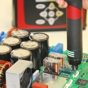 Prozesssicher lassen sich elektromechanische und elektronische Bauteile unter anderem für die Elektromobilität sowie die Luft- und Raumfahrt mit Kleinst-Elektroschraubern montieren, die mit statischen Drehmomentaufnehmern auf ihre Funktion und Genauigkeit geprüft sind. Prozesssicher lassen sich elektromechanische und elektronische Bauteile unter anderem für die Elektromobilität sowie die Luft- und Raumfahrt mit Kleinst-Elektroschraubern montieren, die mit statischen Drehmomentaufnehmern auf ihre Funktion und Genauigkeit geprüft sind.