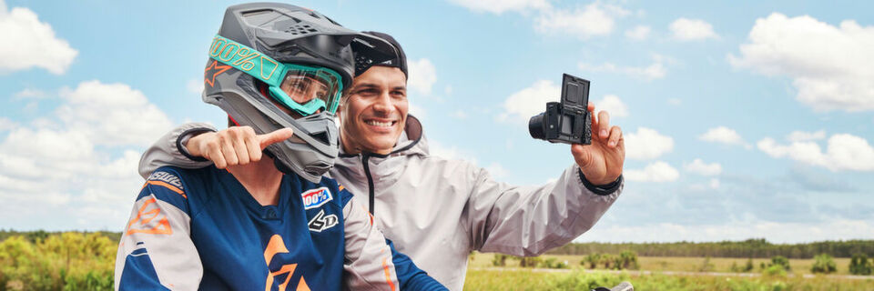 Mit dem klappbaren Display lassen sich auch Selfies oder Vlogging-Beiträge mit der Sony RX100 VII erstellen. Mit dem klappbaren Display lassen sich auch Selfies oder Vlogging-Beiträge mit der Sony RX100 VII erstellen.