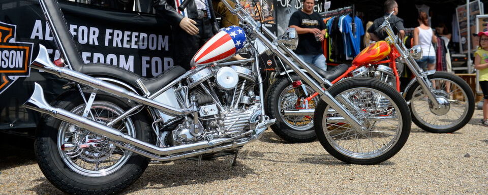 Harley-Davidson Würzburg Village präsentierte originalgetreue Replikas von Captain America und dem Billy-Bike aus dem Film Easy Rider. Harley-Davidson Würzburg Village präsentierte originalgetreue Replikas von Captain America und dem Billy-Bike aus dem Film Easy Rider.