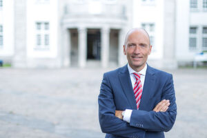 Professor Dr. Volker Gruhn ist Mitgründer und Aufsichtsratsvorsitzender der Adesso AG. Professor Dr. Volker Gruhn ist Mitgründer und Aufsichtsratsvorsitzender der Adesso AG.