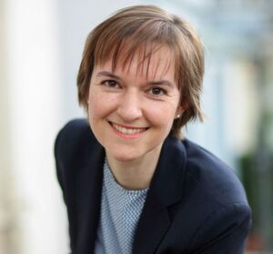 Dr. Isabell Schmidt, Geschäftsführerin bei der IK Industrievereinigung Kunststoffverpackungen e.V., nimmt Stellung: „Mit der Ökobilanz der Saft- und Milchflaschen setzt sich die PET-Industrie kritisch auseinander. Denn um die Haltbarkeit dieser Produkte zu gewährleisten, braucht es teilweise zusätzliche Barriereschichten bei der Flaschenherstellung, die aber das Recycling erschweren. Dr. Isabell Schmidt, Geschäftsführerin bei der IK Industrievereinigung Kunststoffverpackungen e.V., nimmt Stellung: „Mit der Ökobilanz der Saft- und Milchflaschen setzt sich die PET-Industrie kritisch auseinander. Denn um die Haltbarkeit dieser Produkte zu gewährleisten, braucht es teilweise zusätzliche Barriereschichten bei der Flaschenherstellung, die aber das Recycling erschweren.