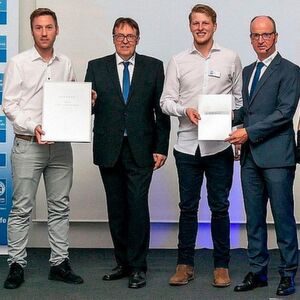 Benedikt Weinmann (2. v. r.) von Kienle Automobiltechnik wurde jahrgangsbester Kfz-Mechatroniker-Prüfling. Rechts von ihm Obermeister Torsten Treiber (Innung Stuttgart), links von ihm Geschäftsführer Christian Reher (Innung Stuttgart) und Matthias Jourdan (Kienle Automobiltechnik). Benedikt Weinmann (2. v. r.) von Kienle Automobiltechnik wurde jahrgangsbester Kfz-Mechatroniker-Prüfling. Rechts von ihm Obermeister Torsten Treiber (Innung Stuttgart), links von ihm Geschäftsführer Christian Reher (Innung Stuttgart) und Matthias Jourdan (Kienle Automobiltechnik).