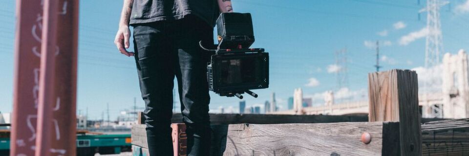 Will man im B2B-Marketing mit Videos erfolgreich sein, sollte man die richtigen Umfelder wählen und sich mit den Besonderheiten der einzelnen Plattformen vertraut machen. Will man im B2B-Marketing mit Videos erfolgreich sein, sollte man die richtigen Umfelder wählen und sich mit den Besonderheiten der einzelnen Plattformen vertraut machen.