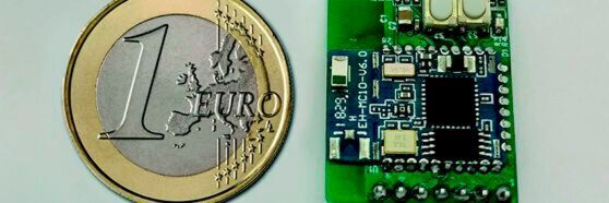 Die winzige Alarmtab-Platine ermöglicht eine direkte Kommunikation zwischen Sensor und mobilem Endgerät via Bluetosec (auf Basis von Bluetooth LE). Die winzige Alarmtab-Platine ermöglicht eine direkte Kommunikation zwischen Sensor und mobilem Endgerät via Bluetosec (auf Basis von Bluetooth LE).