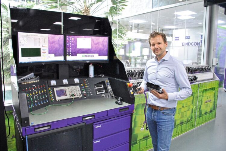 Niek Bragt vom Elektronikinstandsetzer Actronics vor einem der zahlreichen Prüfstände, die das Unternehmen selbst gefertigt hat. Nur mit einem stetig wachsenden Einsatz von Prüfmitteln und -programmen kann es auch moderne Fahrzeugkomponenten heute und künftig zuverlässig überholen. Niek Bragt vom Elektronikinstandsetzer Actronics vor einem der zahlreichen Prüfstände, die das Unternehmen selbst gefertigt hat. Nur mit einem stetig wachsenden Einsatz von Prüfmitteln und -programmen kann es auch moderne Fahrzeugkomponenten heute und künftig zuverlässig überholen.