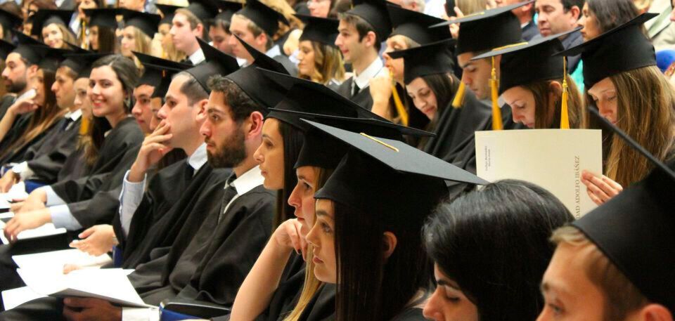 Banken und Beratungsunternehmen haben in der Gunst der Studierenden spürbar verloren. Diese zieht es je nach Fachbereich in die (Automobil-)Industrie und zu IT-Konzenen wie Apple, Microsoft oder Google. Banken und Beratungsunternehmen haben in der Gunst der Studierenden spürbar verloren. Diese zieht es je nach Fachbereich in die (Automobil-)Industrie und zu IT-Konzenen wie Apple, Microsoft oder Google.