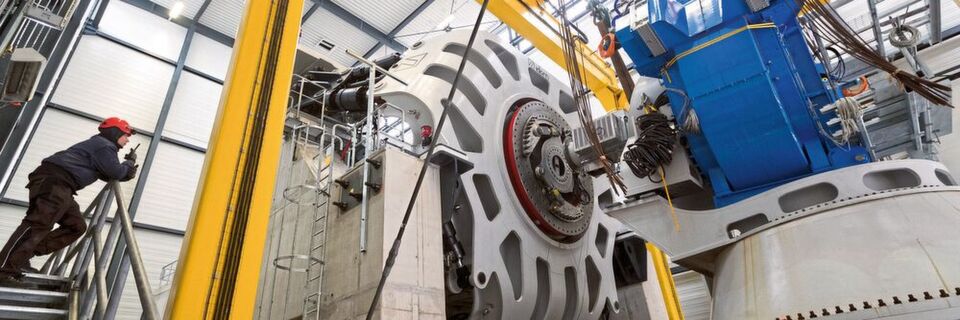 Der kompakte Generator mit supraleitenden Spulen spart nicht nur Platz, sondern auch Material und Gewicht. Im Bild wird er an der Plattform angedockt, um die Lasten der Rotorseite dynamisch einzuleiten. Der kompakte Generator mit supraleitenden Spulen spart nicht nur Platz, sondern auch Material und Gewicht. Im Bild wird er an der Plattform angedockt, um die Lasten der Rotorseite dynamisch einzuleiten.