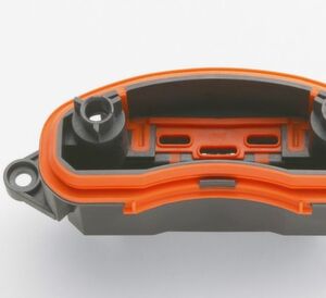 Ein Steckergehäuse mit aufgespritzter orangefarbener Radialdichtung aus Elastosil LR 3675 von Wacker. Der selbsthaftende Flüssigsiliconkautschuk (LSR) hat eine gleitfähige Oberfläche und lässt sich später folglich gut montieren, sagt Wacker, und präsentiert das System und andere Innovationen erstmals auf K 2019. Halle 6 am Stand A10. Ein Steckergehäuse mit aufgespritzter orangefarbener Radialdichtung aus Elastosil LR 3675 von Wacker. Der selbsthaftende Flüssigsiliconkautschuk (LSR) hat eine gleitfähige Oberfläche und lässt sich später folglich gut montieren, sagt Wacker, und präsentiert das System und andere Innovationen erstmals auf K 2019. Halle 6 am Stand A10.