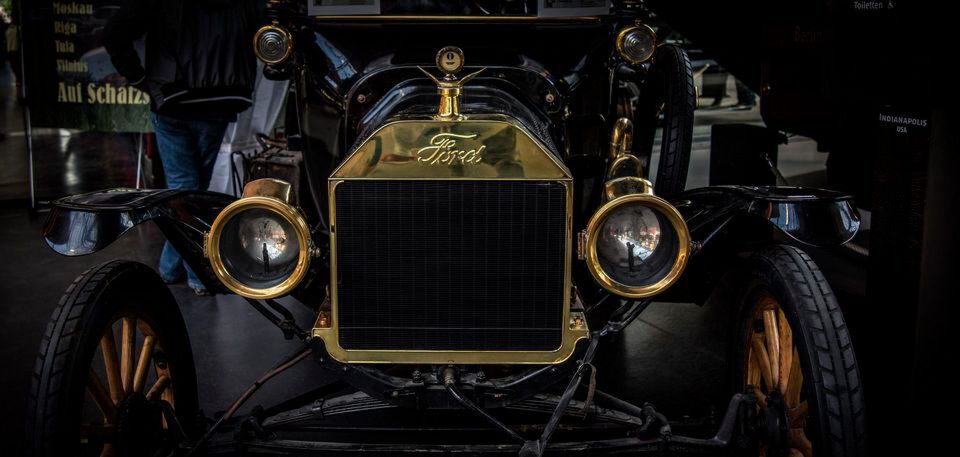 Das Prinzip Fahren: Früher rein mechanisch und mit Verbrennungsmotor, heute hochkomplex und mit viel Software. Damit einher ist auch der Funktionstest bei einem Auto anspruchsvoller geworden. Das Prinzip Fahren: Früher rein mechanisch und mit Verbrennungsmotor, heute hochkomplex und mit viel Software. Damit einher ist auch der Funktionstest bei einem Auto anspruchsvoller geworden.