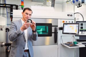 Dr. Thomas Neuenhahn, Head of Manufacturing Center of Excellence, Siemens: „Als besonders gut empfinde ich hier, dass die Technologieentwicklung dank der Vernetzung mit dem Fraunhofer-ILT und dem Cluster Photonik schnell abläuft.“ Dr. Thomas Neuenhahn, Head of Manufacturing Center of Excellence, Siemens: „Als besonders gut empfinde ich hier, dass die Technologieentwicklung dank der Vernetzung mit dem Fraunhofer-ILT und dem Cluster Photonik schnell abläuft.“