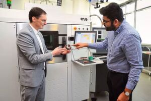 Hamid Jahangir (r.) im Gespräch mit Dr. Thomas Neuenhahn (beide Siemens): „Für mich steht fest, dass sich Aachen auf dem besten Weg zum Silicon Valley der Produktionstechnik befindet.“ Hamid Jahangir (r.) im Gespräch mit Dr. Thomas Neuenhahn (beide Siemens): „Für mich steht fest, dass sich Aachen auf dem besten Weg zum Silicon Valley der Produktionstechnik befindet.“