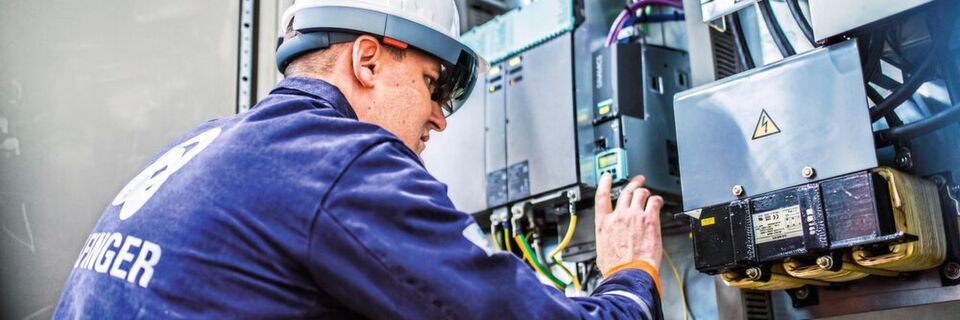 Ausgestattet mit Datenbrillen, in diie der Ingenieur Daten angezeigt bekommt, kann er Anlagen überprüfen oder sehen, wie sich Veränderungen auswirken. Ausgestattet mit Datenbrillen, in diie der Ingenieur Daten angezeigt bekommt, kann er Anlagen überprüfen oder sehen, wie sich Veränderungen auswirken.