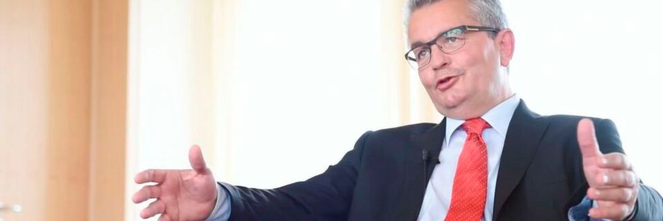 vbw-Hauptgeschäftsführer Bertram Brossardt: "Als Basis für eine erfolgreiche digitale Transformation brauchen wir den Quantensprung von Kupfer zu Glasfaser und von LTE zu 5G – und das für alle überall." vbw-Hauptgeschäftsführer Bertram Brossardt: "Als Basis für eine erfolgreiche digitale Transformation brauchen wir den Quantensprung von Kupfer zu Glasfaser und von LTE zu 5G – und das für alle überall."