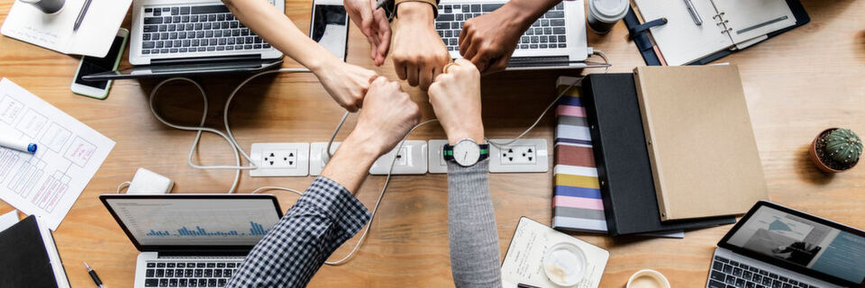 Die Nutzung von Collaboration-Lösungen ist nur dann effizient, wenn Mitarbeiter und Daten ausreichend abgesichert sind. Die Nutzung von Collaboration-Lösungen ist nur dann effizient, wenn Mitarbeiter und Daten ausreichend abgesichert sind.