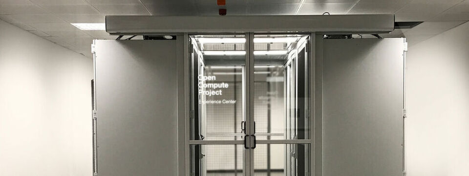 Blick von außen auf die funktionsfähige OCP-Installation von Rittal, Cercle B und Maincubes zum Vorführen und Ausprobieren Blick von außen auf die funktionsfähige OCP-Installation von Rittal, Cercle B und Maincubes zum Vorführen und Ausprobieren