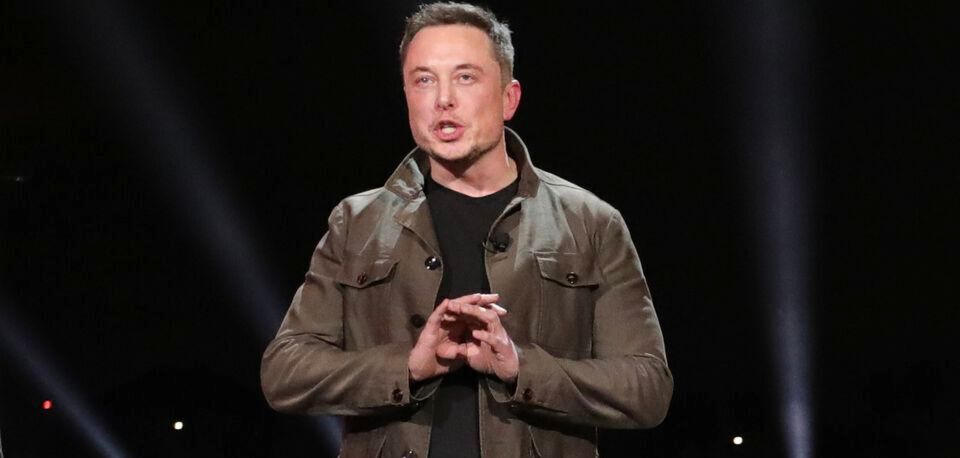 Weil Musk sowohl die Selbstinszenierung als volksnaher Boss, als als die Kommunikation mit den Medien perfekt beherrscht, stellt sich zumeist die beabsichtigte Wirkung der Ablenkungsmanövers ein. Weil Musk sowohl die Selbstinszenierung als volksnaher Boss, als als die Kommunikation mit den Medien perfekt beherrscht, stellt sich zumeist die beabsichtigte Wirkung der Ablenkungsmanövers ein.