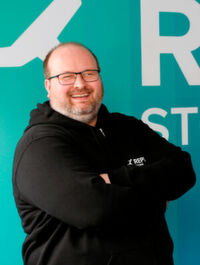 Dr. Sven Seiler, Manager Cloud Computing, Storm Reply über Wege und Hürden bei der Migration in die Cloud. Dr. Sven Seiler, Manager Cloud Computing, Storm Reply über Wege und Hürden bei der Migration in die Cloud.