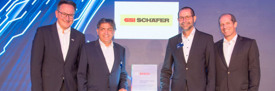 Andreas Reuter, Head of Supply Chain Management bei Bosch, Dr. Armin Vogel, Executive Vice President Plastics bei SSI Schäfer, Thomas Jettkant, Leiter Projektvertrieb Konstruktiv-Verpackung bei SSI Schäfer und Steffen Hammer, Senior Vice President Professional Services, Purchasing Indirect Material and Services bei Bosch, (v. l.) bei der Preisverleihung in Blaichach. Andreas Reuter, Head of Supply Chain Management bei Bosch, Dr. Armin Vogel, Executive Vice President Plastics bei SSI Schäfer, Thomas Jettkant, Leiter Projektvertrieb Konstruktiv-Verpackung bei SSI Schäfer und Steffen Hammer, Senior Vice President Professional Services, Purchasing Indirect Material and Services bei Bosch, (v. l.) bei der Preisverleihung in Blaichach.