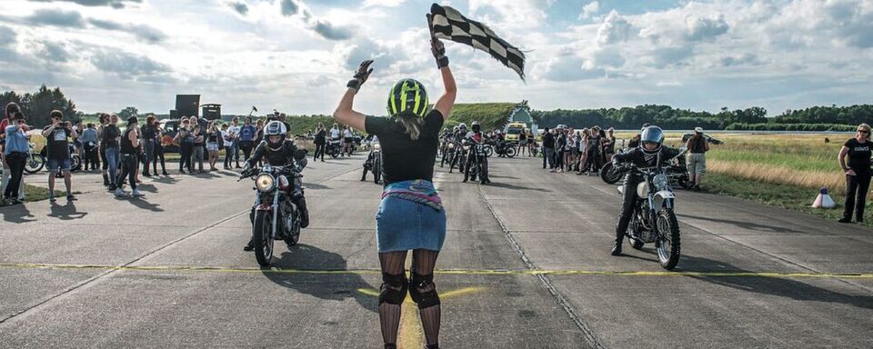 Zeit für ein „once in a lifetime experience“, z.B. auf dem Petrolettes-Festival in Ferropolis oder die Bewerbung zur „Bike Woman of the year“. Zwei unvergessliche Events für Powerfrauen der Branche. Zeit für ein „once in a lifetime experience“, z.B. auf dem Petrolettes-Festival in Ferropolis oder die Bewerbung zur „Bike Woman of the year“. Zwei unvergessliche Events für Powerfrauen der Branche.