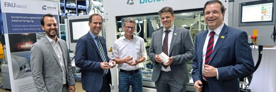 Projektstart von FAB-Weld am 01.08.2019 (von links): Christian Wiesner (Fit Additive Manufacturing Group), Prof. Dr.-Ing. Dietmar Drummer (LKT), bayerischer Wissenschaftsminister Bernd Sibler, Tobias Beiß und Jürgen Lochner (bielomatik). Projektstart von FAB-Weld am 01.08.2019 (von links): Christian Wiesner (Fit Additive Manufacturing Group), Prof. Dr.-Ing. Dietmar Drummer (LKT), bayerischer Wissenschaftsminister Bernd Sibler, Tobias Beiß und Jürgen Lochner (bielomatik).