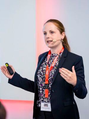 Jeannine Budelmann, Budelmann Elektronik: „Software, die auf einem PC oder einer Datenbrille läuft, unterstützt den Mitarbeiter beim Bestücken der Bauteile.“ Jeannine Budelmann, Budelmann Elektronik: „Software, die auf einem PC oder einer Datenbrille läuft, unterstützt den Mitarbeiter beim Bestücken der Bauteile.“
