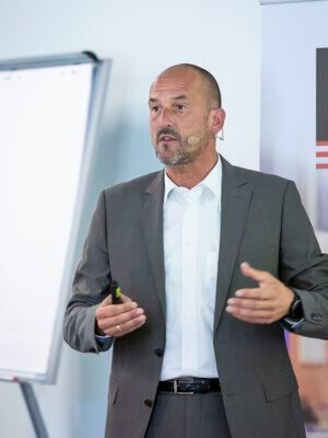 Michael Kollasa, Verkaufsleiter bei Lackwerke Peters: „ Schutzlacke sind in der Elektronikfertigung ein Muss.“ Michael Kollasa, Verkaufsleiter bei Lackwerke Peters: „ Schutzlacke sind in der Elektronikfertigung ein Muss.“