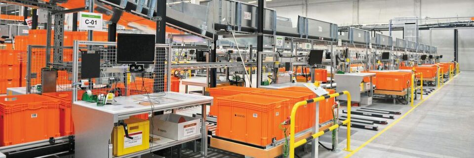 Arbeitsplatz an einer der fünf Wareneingangslinien – „TUP.MFC“ steuert und optimiert im Wareneingang (WE) das Routing zu den entsprechenden Lagerplätzen. Arbeitsplatz an einer der fünf Wareneingangslinien – „TUP.MFC“ steuert und optimiert im Wareneingang (WE) das Routing zu den entsprechenden Lagerplätzen.