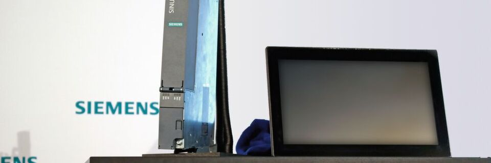 Die Steuerung Sinumerik One gibt es zum Einbau in den Schaltschrank und als PC-Panel-Version. Die Steuerung Sinumerik One gibt es zum Einbau in den Schaltschrank und als PC-Panel-Version.