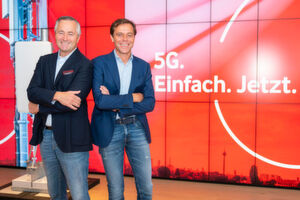 Vodafone-Deutschland-CEO Hannes Ametsreiter mit CTO Gerhard Mack beim Start des 5G-Handy-Netzes Vodafone-Deutschland-CEO Hannes Ametsreiter mit CTO Gerhard Mack beim Start des 5G-Handy-Netzes