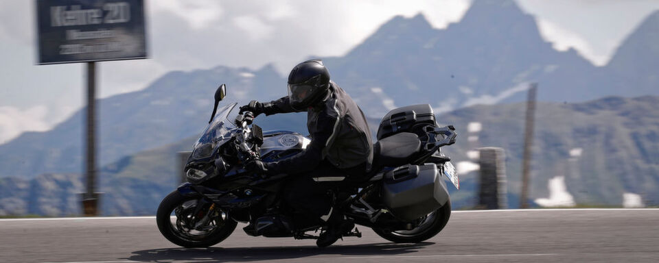 BMW pflegt seine Boxer-Baureihe und bringt zum Tourer RT und zum Roadster R nun den Sporttourer RS. BMW pflegt seine Boxer-Baureihe und bringt zum Tourer RT und zum Roadster R nun den Sporttourer RS.