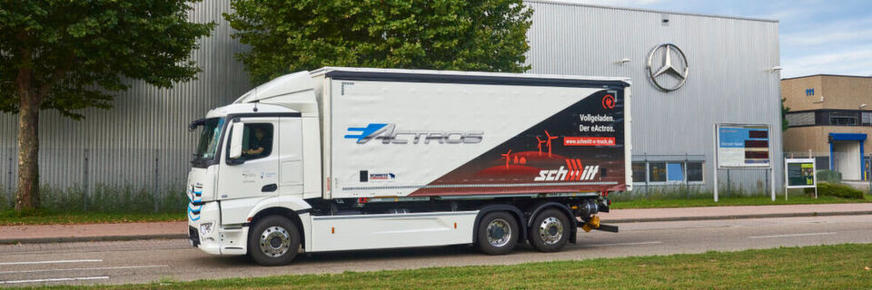 Zehn „eActros“-Elektro-Lkw sind momentan Testweise in Deutschland und der Schweiz im Einsatz. Zehn „eActros“-Elektro-Lkw sind momentan Testweise in Deutschland und der Schweiz im Einsatz.