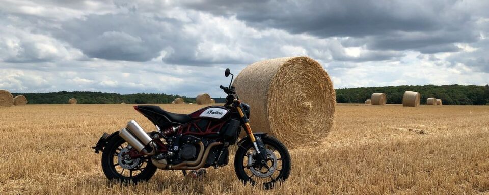 Die Indian FTR 1200 S definiert eine neue Gattung von Motorrad – und vereint das Beste aus den Segmenten Naked Bike, Supermoto, Dirt Tracker und Powercruiser in einem Bike. Die Indian FTR 1200 S definiert eine neue Gattung von Motorrad – und vereint das Beste aus den Segmenten Naked Bike, Supermoto, Dirt Tracker und Powercruiser in einem Bike.