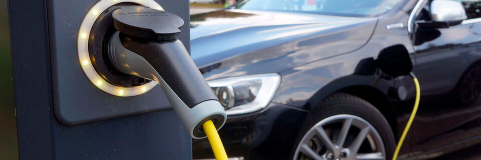 Lademöglichkeiten für Elektroautos sind noch nicht ausreichend vorhanden Lademöglichkeiten für Elektroautos sind noch nicht ausreichend vorhanden