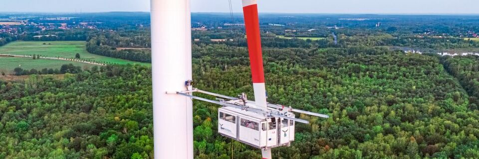 Die „mobile Werkstatt“ für die Reparatur von WKA-Rotoren ist in allen Dimensionen beweglich und schützt das Servicepersonal vor Wind und Wetter. Die „mobile Werkstatt“ für die Reparatur von WKA-Rotoren ist in allen Dimensionen beweglich und schützt das Servicepersonal vor Wind und Wetter.